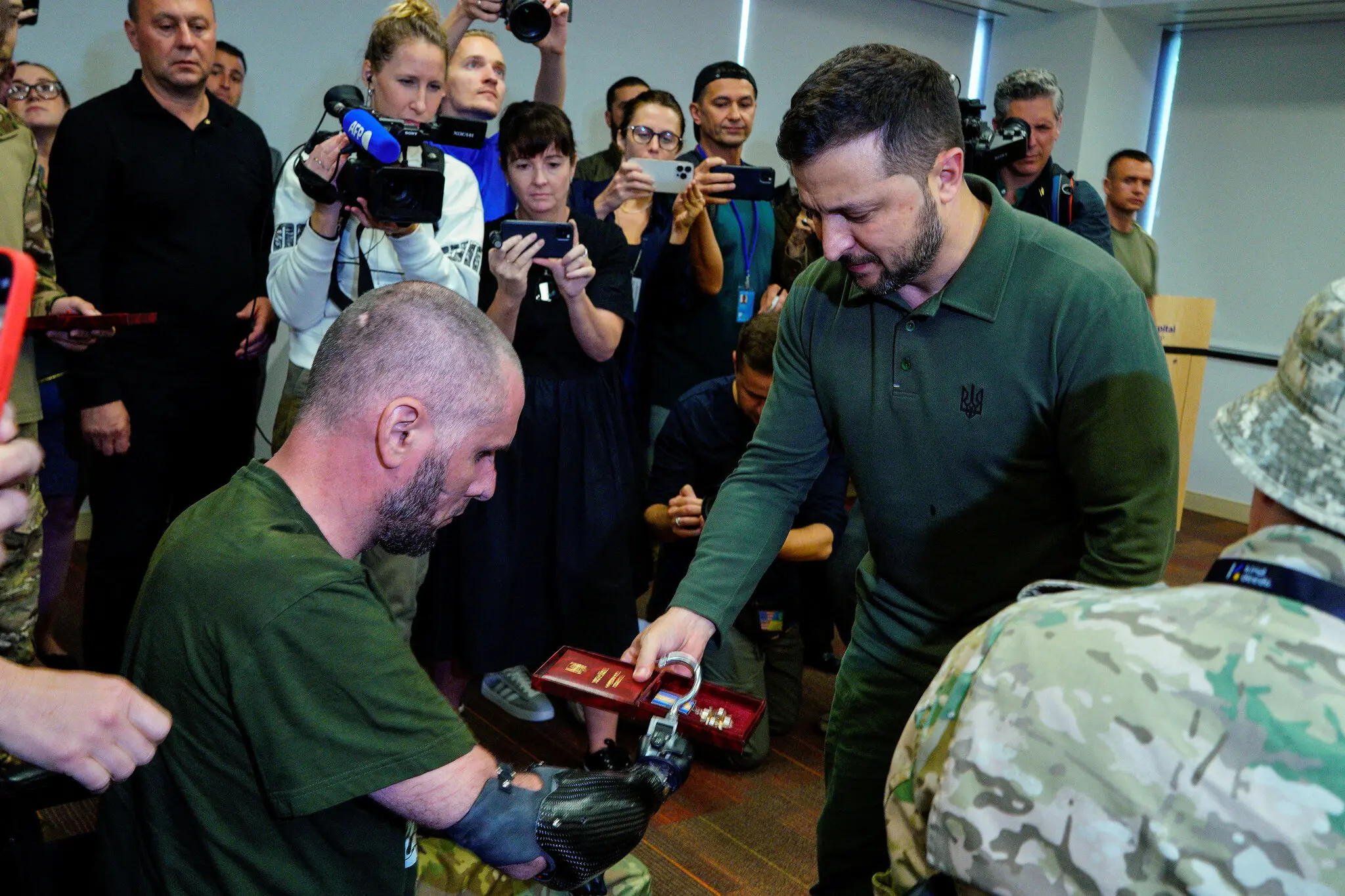 Володимир Зеленський відвідав госпіталь на Стейтен-Айленді, де лікуються українські військові від поранень на війні